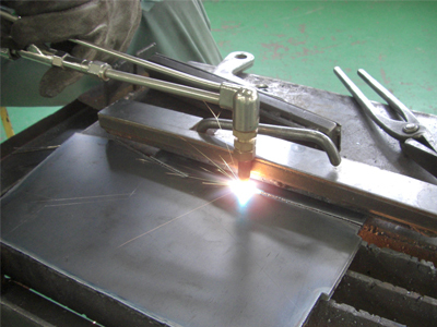 ガスを使用しての鋼材の切断作業画像