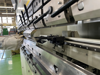 プレスブレーキを使用しての曲げ加工作業画像