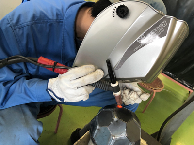TIG溶接機を使用しての溶接作業画像