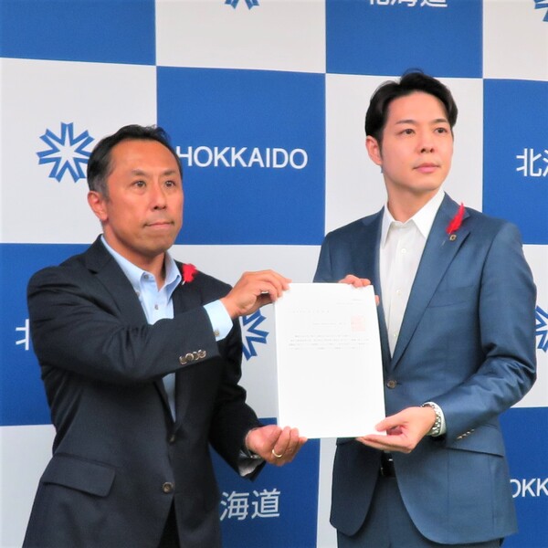 木下委員（委員長代理、左）、鈴木知事（右）