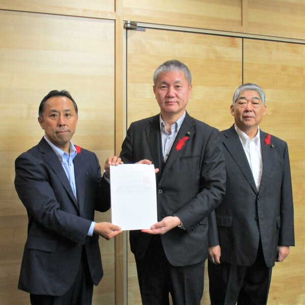 木下委員（委員長代理、左）、冨原議長（中）、稲村副議長（右）