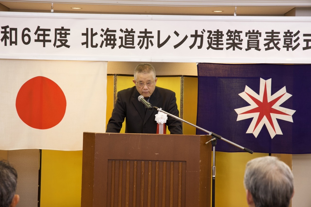 審査講評を行う羽深審査委員長