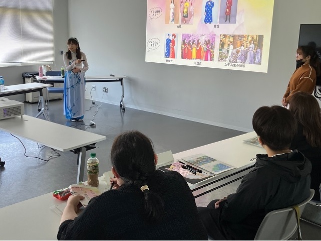 「ベトナム語基礎」訓練風景（ベトナムの民族衣装）