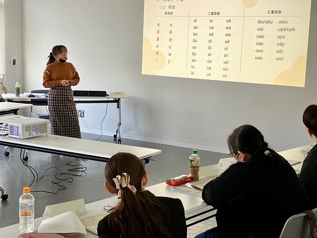 「ベトナム語基礎」訓練風景（ベトナム語の母音）