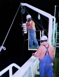 採水器を船に引き上げているところ