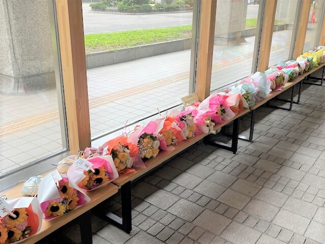 受け取られ待ちの花束たち