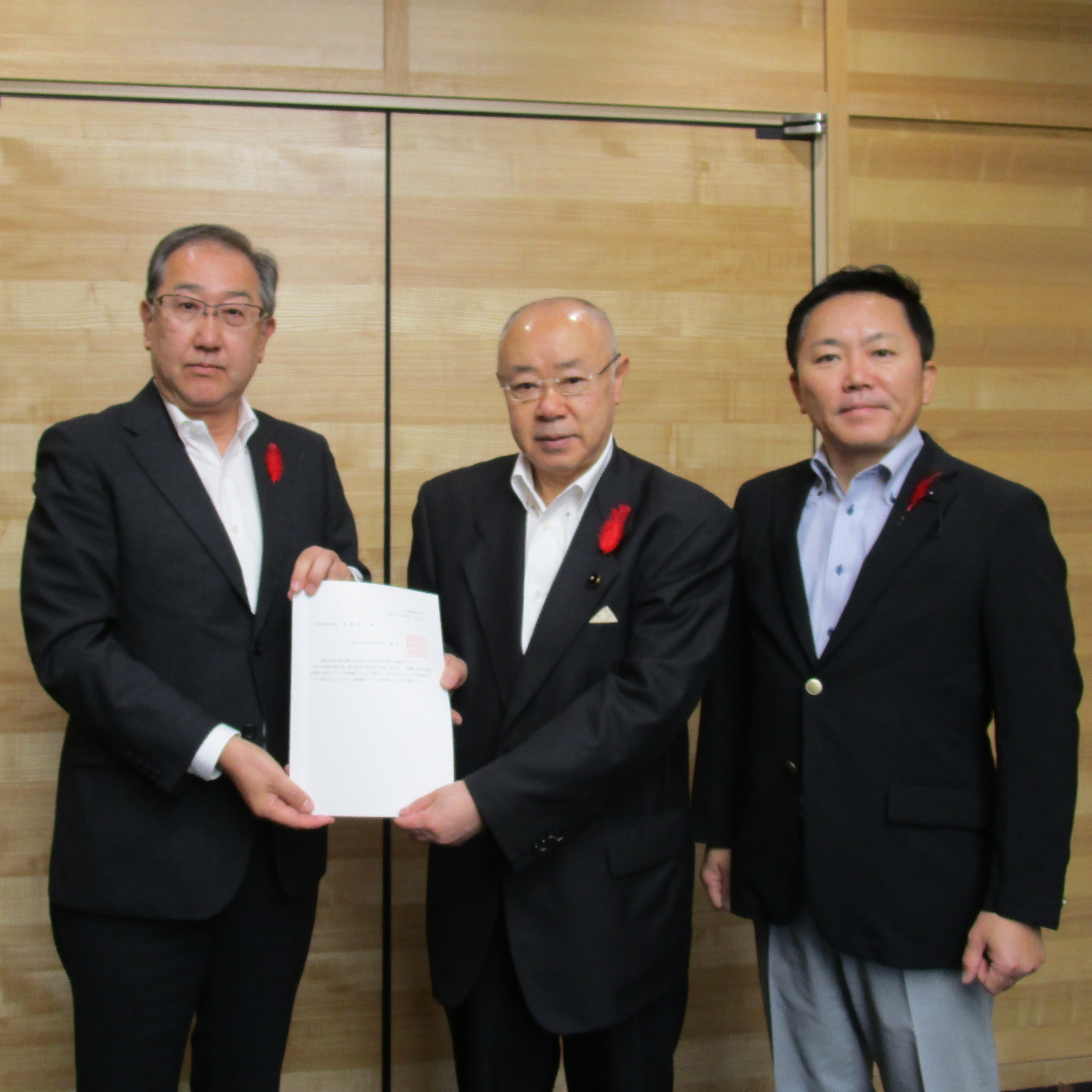 織田委員長（左）、伊藤議長（中）、梶谷副議長（右）