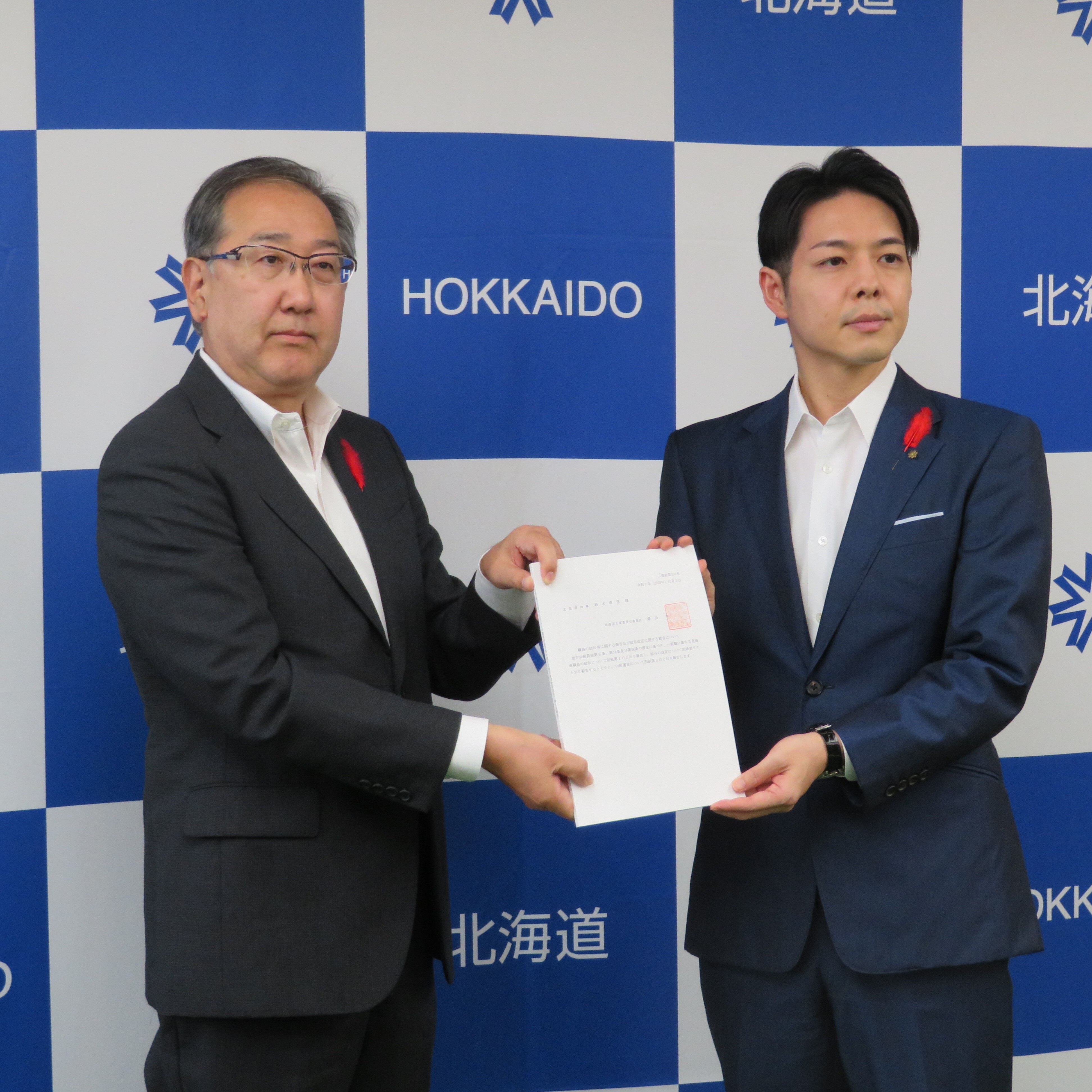 織田委員長（左）、鈴木知事（右）