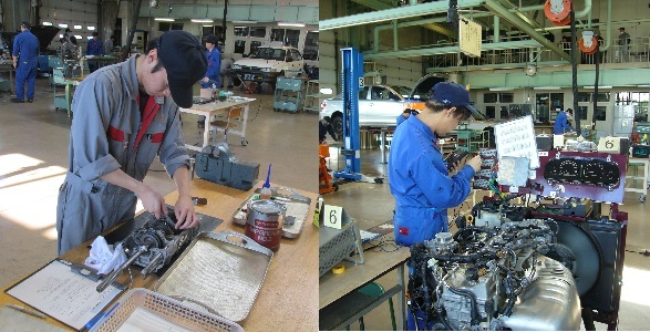 左：1年生マニュアルミッション点検、右：2年生電子制御エンジン点検