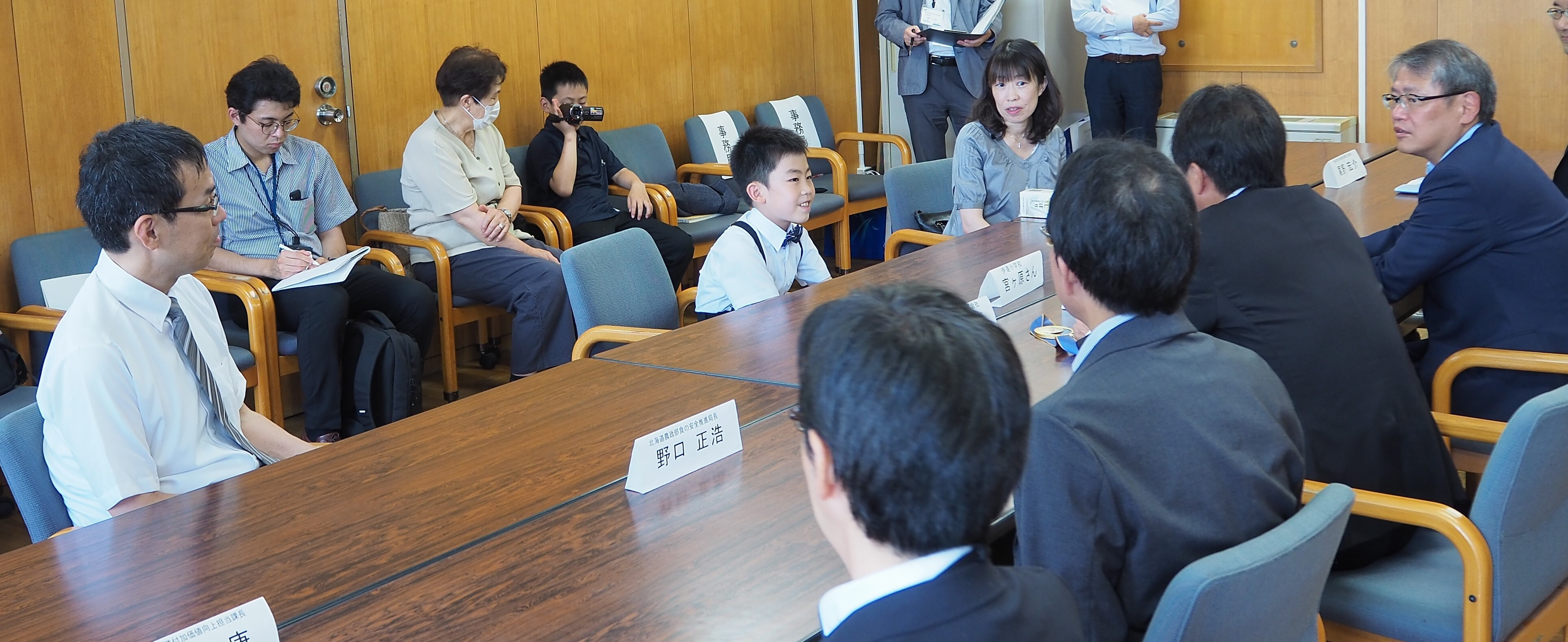 原田さんとお話しする優仁さん